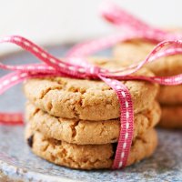 foto julekaker med rød sløyfe rundt