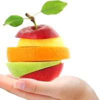 foto av en hånd som holder ulike frukter lag på lag formet som et eple