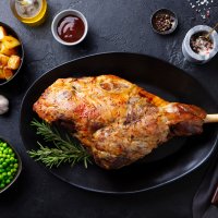 foto stekt lammelår i gryte med tilbehør rundt